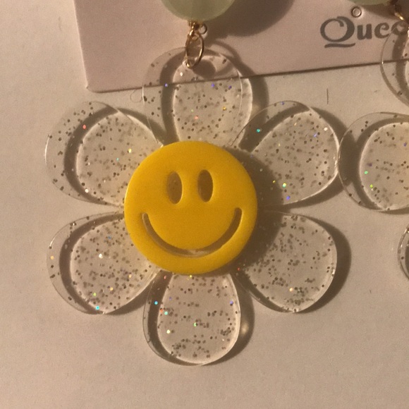 3/$15 90s Smiley Daisy Earrings - Picture 2 of 3